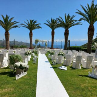 Non c'è giorno più bello per celebrare un matrimonio baciati dal sole sul prato verde della nostra villa, in questo contesto tutto diventa magico e surreale.

#weddingsicily#salaricevimenti#messina#sole#strettodimessina#prato