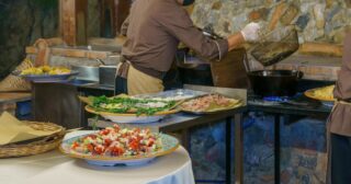 Gli angoli di Villa Alba
____________

Il buffet è uno dei momenti più conviviali del ricevimento di matrimonio, è per questo che abbiamo studiato un vero e proprio percorso nella gastronomia siciliana in grado di soddisfare il palato di ogni commensale.